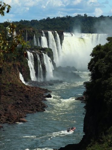 free-photo-of-paisaje-barca-rio-cascada